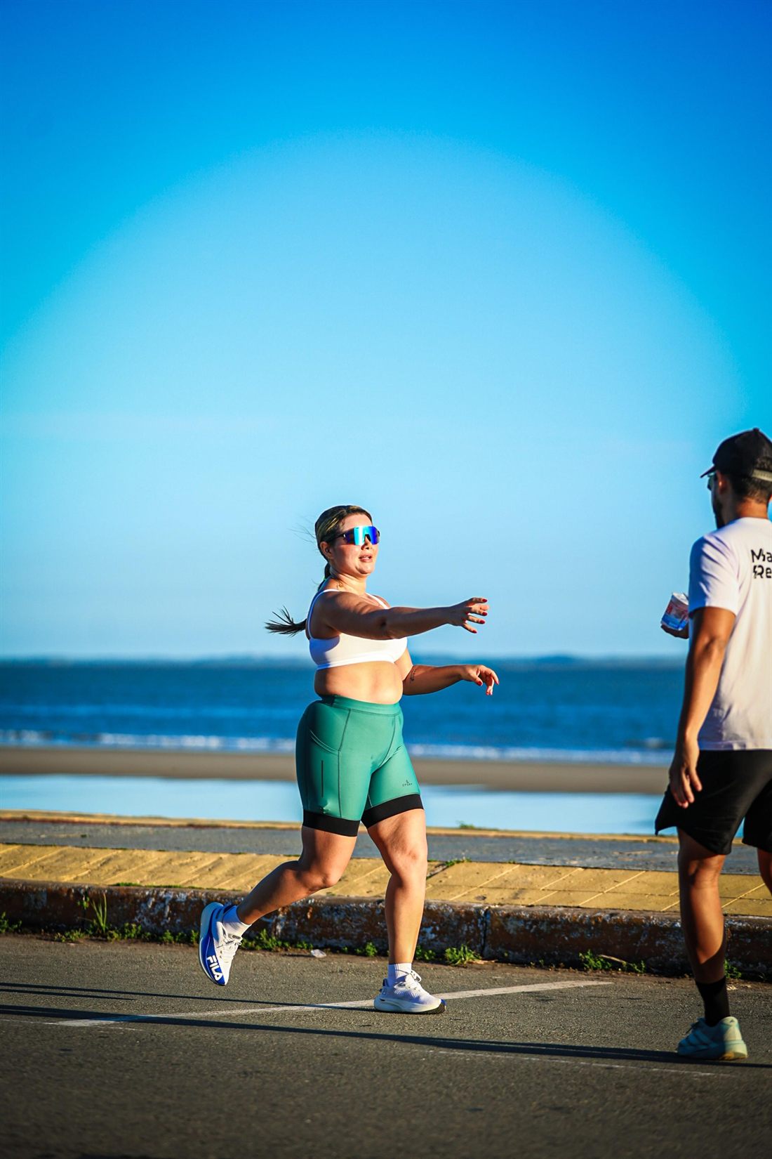 Aluna em treino de velocidade à beira-mar